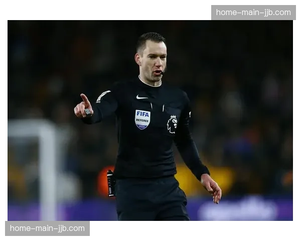 布伦特福德vs卢顿，边线球快发战术直接形成传中，引发对方教练抗议