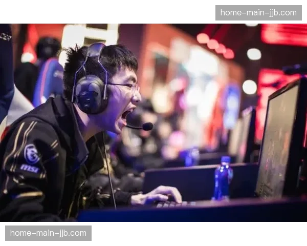 幕后：联盟裁判培训营新增“识别进攻方掩护犯规”的边线球专项训练。